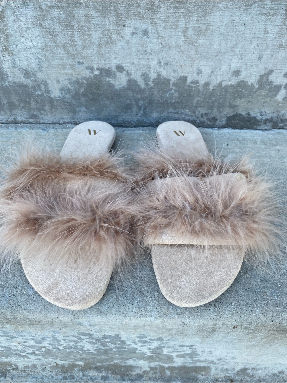NEW FLUFFY BEIGE SANDALS SIZE 9